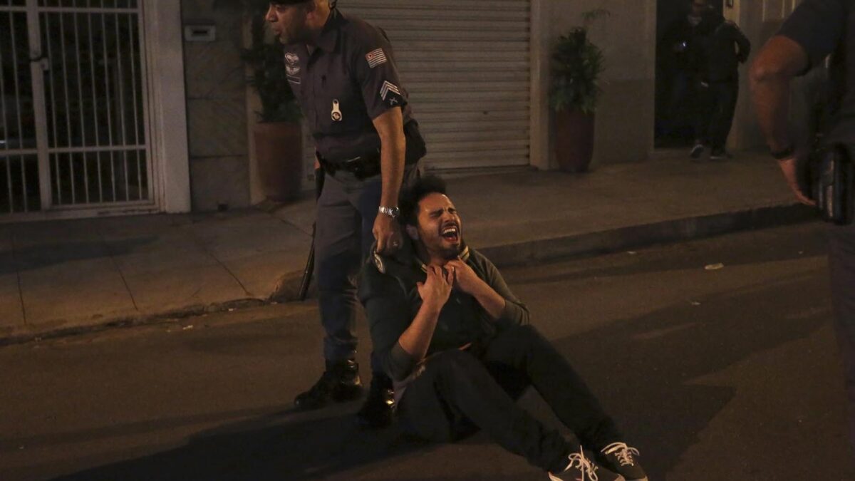 Decenas de manifestantes se enfrentaron ayer a la policía en São Paulo, Brasil, en una protesta conv