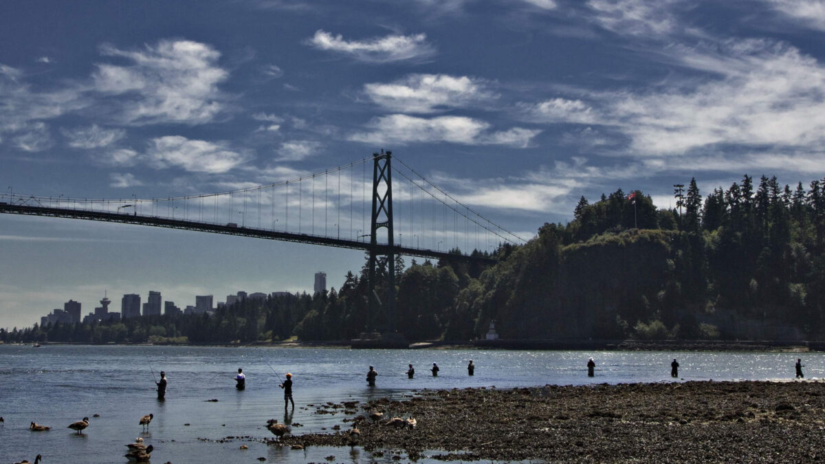 Decenas de pescadores se reúnen en un recodo de marea baja del río Capilano, al oeste de Vancouver,