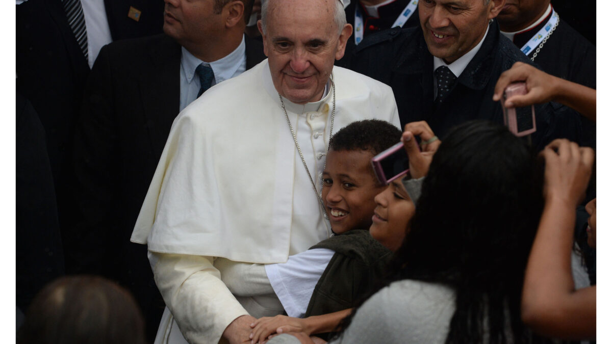 El papa Francisco visitó ayer la barriada de Varginha, en la favela de Manguinhos, y dio un mensaje