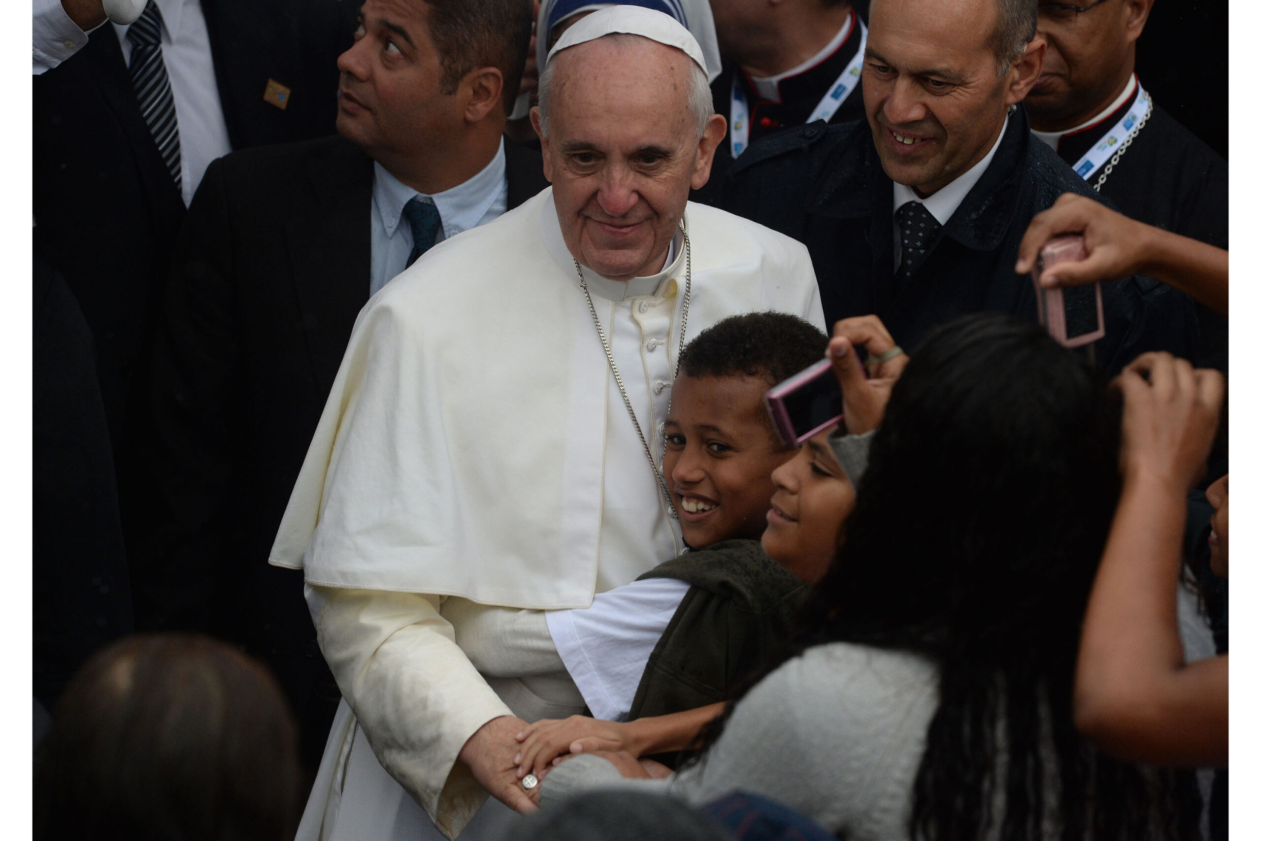 El papa Francisco visitó ayer la barriada de Varginha, en la favela de Manguinhos, y dio un mensaje