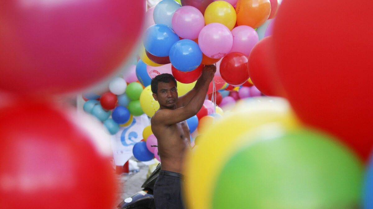 Un simpatizante del Partido Popular de Camboya prepara los globos para celebrar la probable reelecci