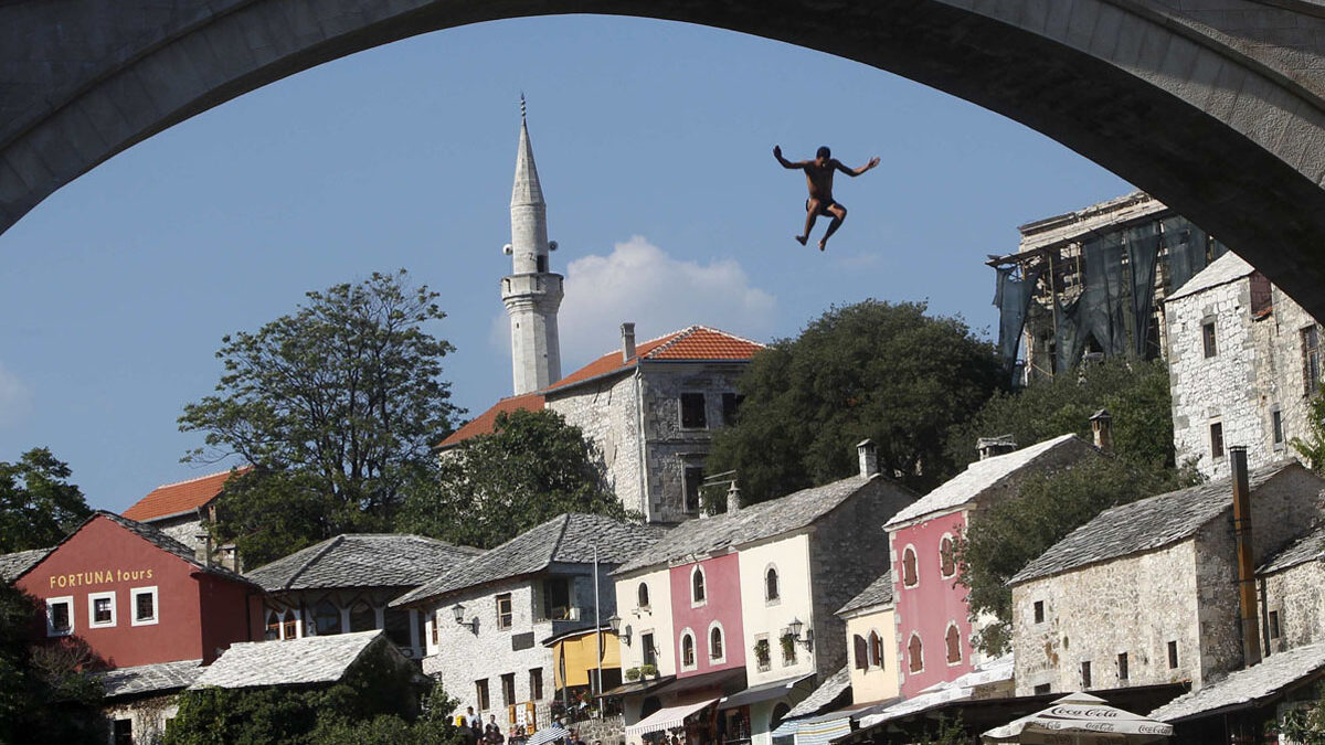 Un submarinista salta del Puente Viejo (Stari Most) al río Neretva de la ciudad de Mostar, Bosnia-He