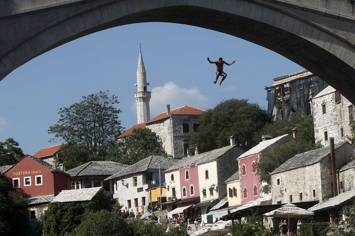 Un submarinista salta del Puente Viejo (Stari Most) al río Neretva de la ciudad de Mostar, Bosnia-He