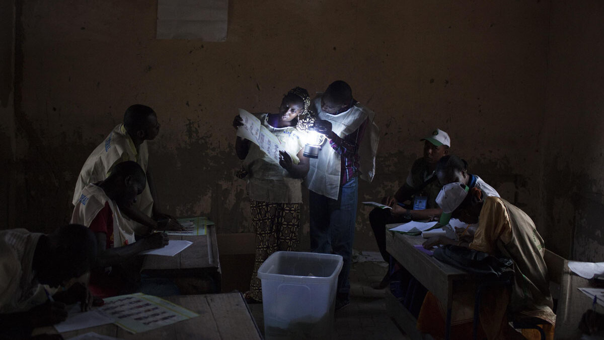 La primera vuelta de las elecciones presidenciales en Mali terminaron ayer sin incidentes y en un am