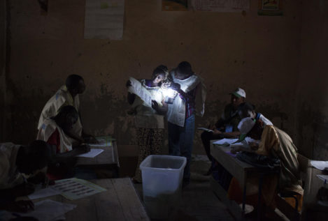 La primera vuelta de las elecciones presidenciales en Mali terminaron ayer sin incidentes y en un am