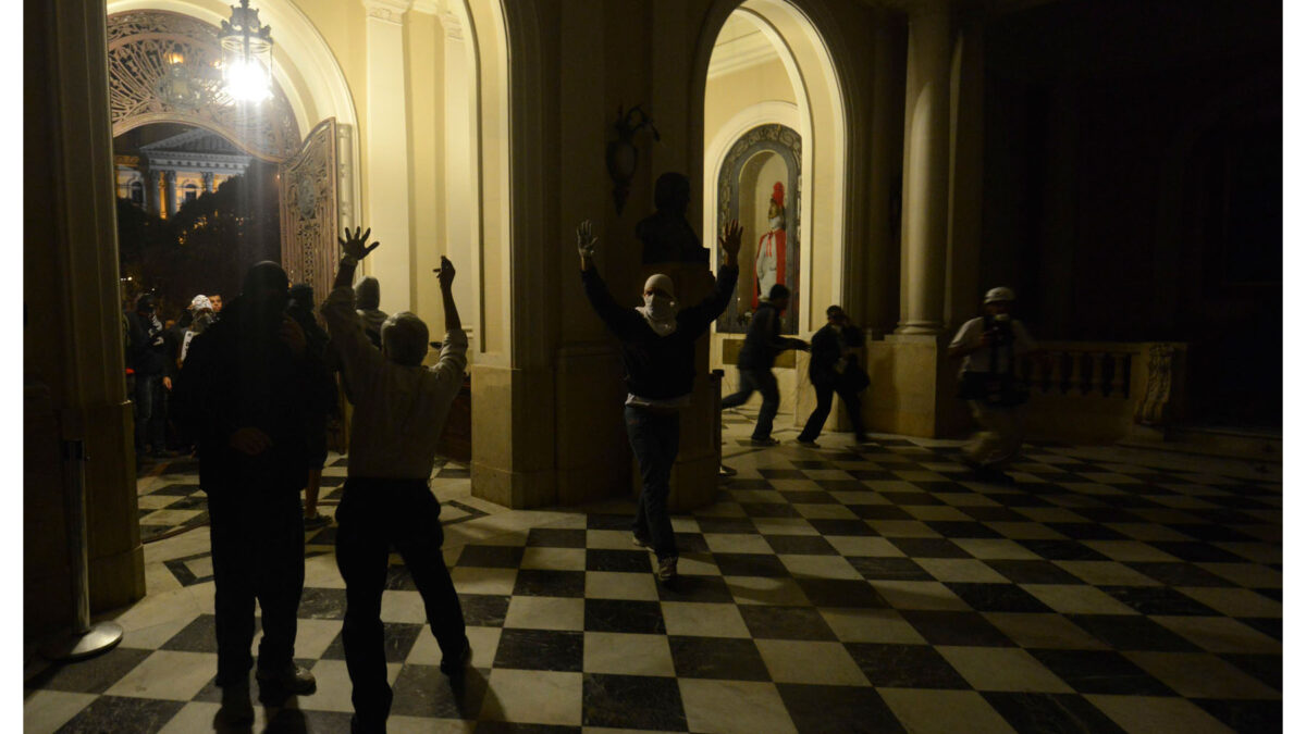 Brasil. Cientos de manifestantes invadieron anoche el municipio de Río en una protesta contra la cor