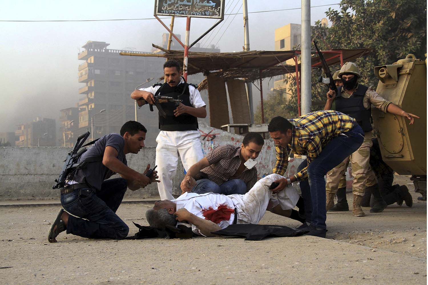 Soldados y policías egipcios detienen a radicales acusados de matar agentes