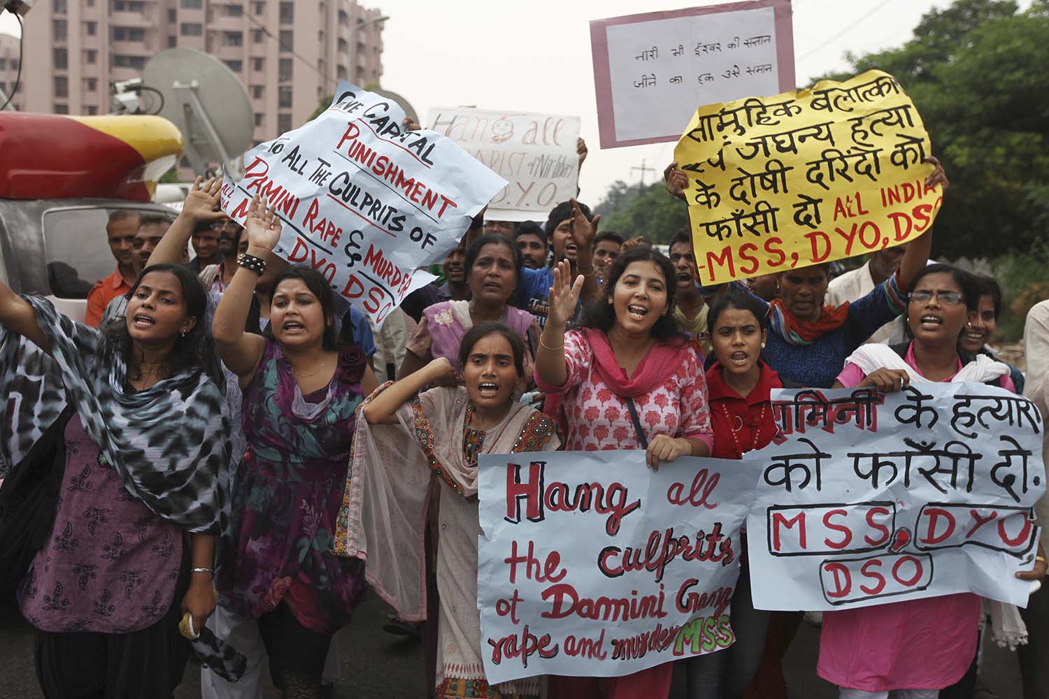 Los cuatro hombres acusados de violar a una joven en Nueva Delhi han sido condenados a la horca