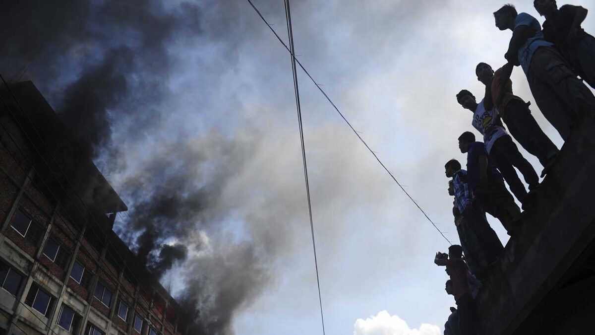 Un nuevo incendio en una fábrica textil de Daca ha vuelto a poner Bangladesh en la mira de la OIT