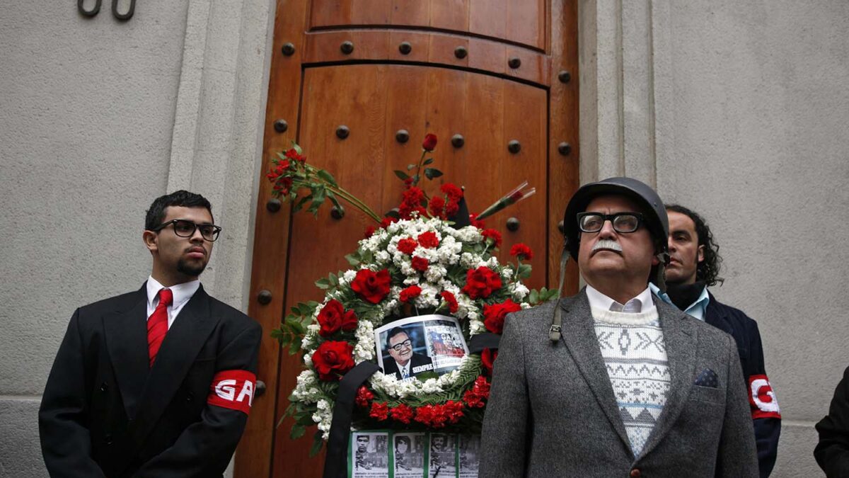 Especial Chile. Un hombre vestido de Salvador Allende en el 40º aniversario del golpe de Pinochet