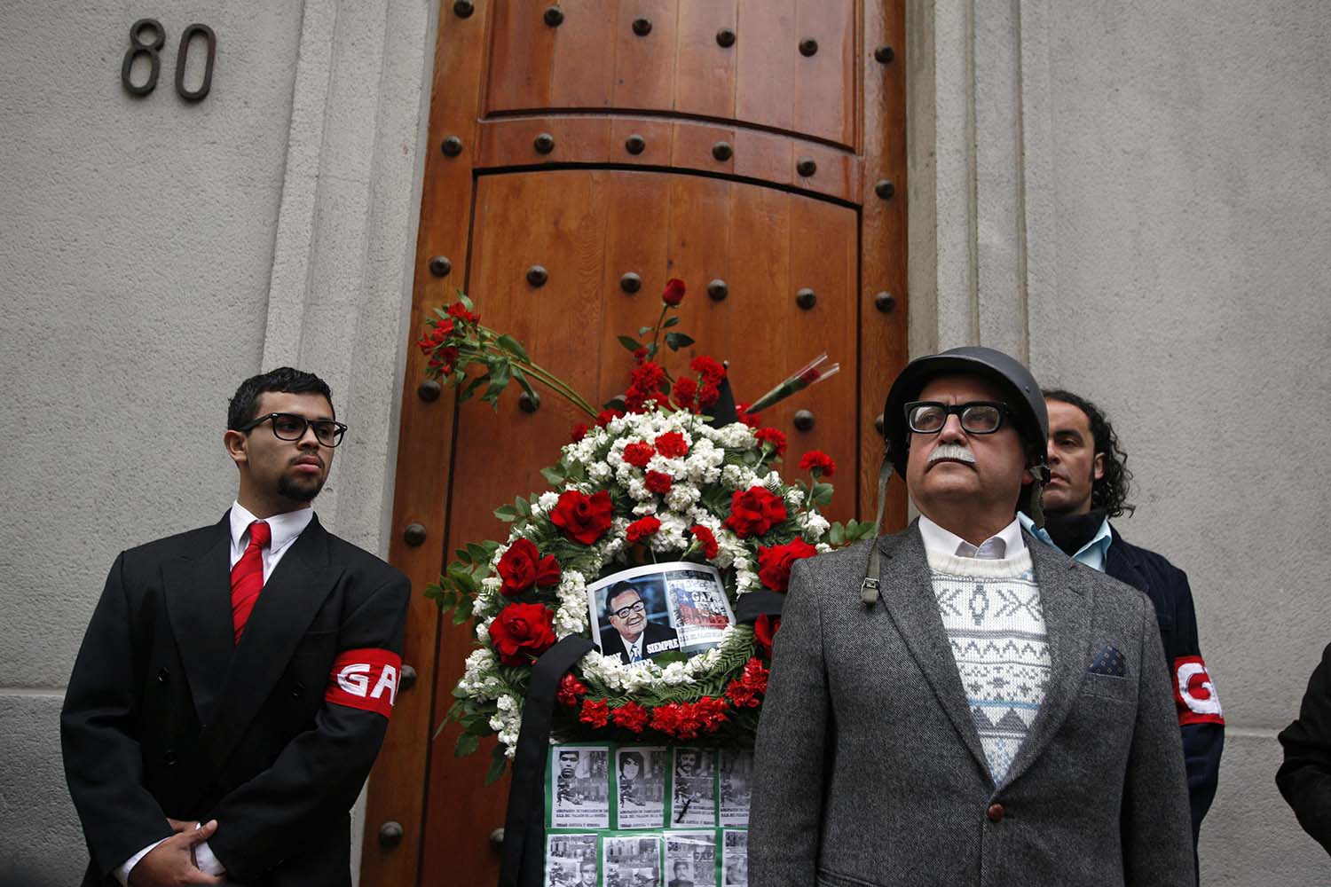 Especial Chile. Un hombre vestido de Salvador Allende en el 40º aniversario del golpe de Pinochet