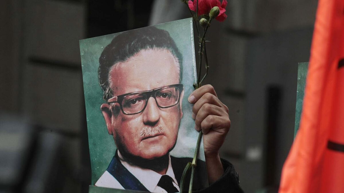 Especial Chile. Un opositor de Pinochet levanta una foto de Allende junto a una rosa roja