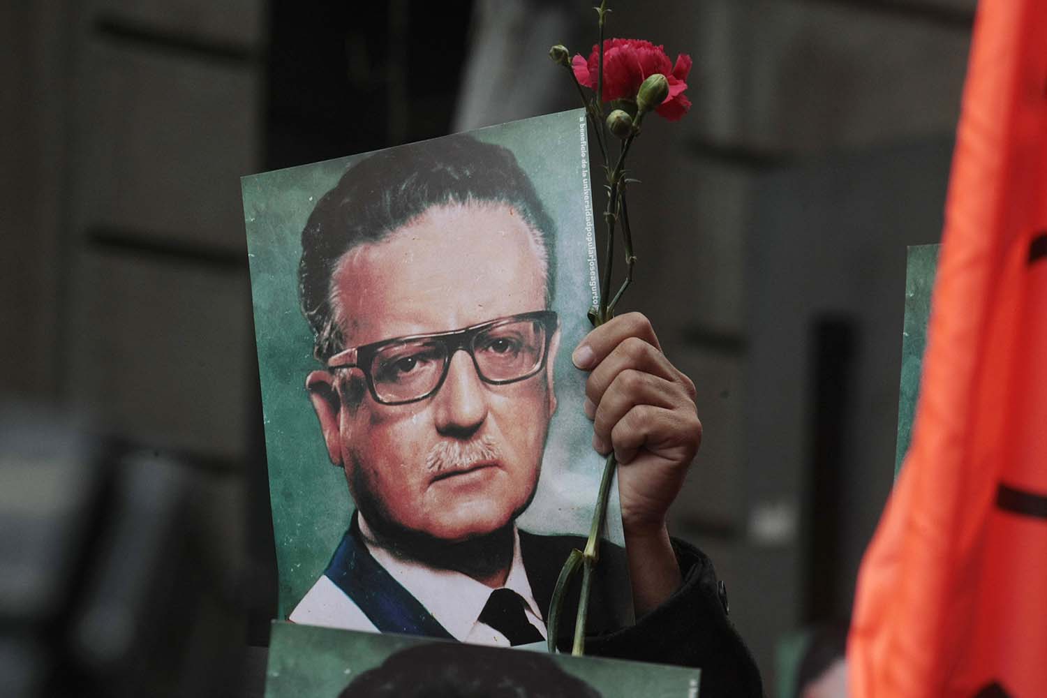 Especial Chile. Un opositor de Pinochet levanta una foto de Allende junto a una rosa roja