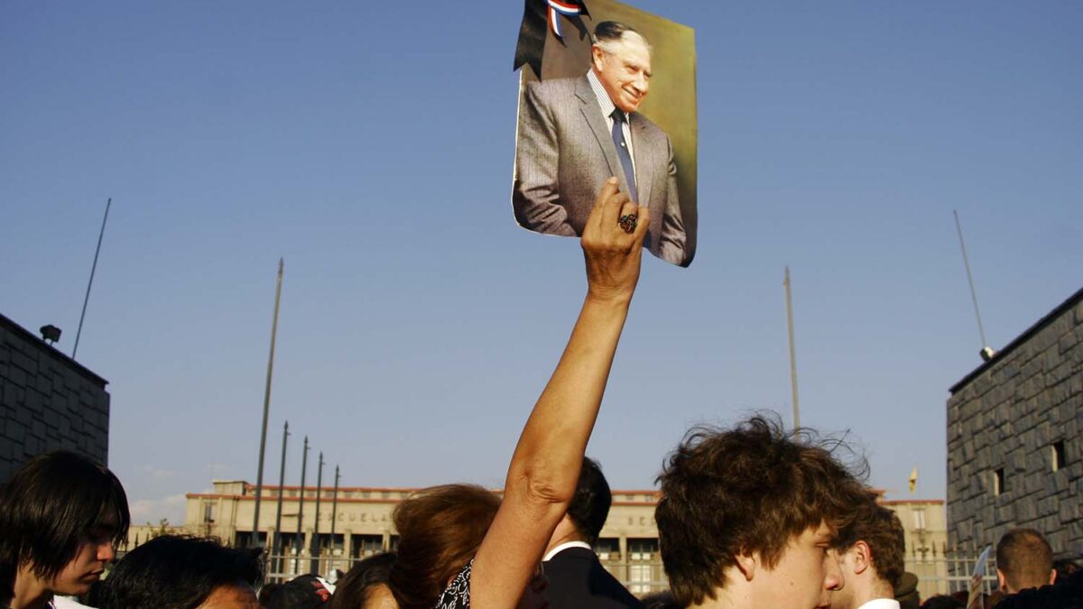 Especial Chile. Un simpatizante de Pinochet levanta su retrato
