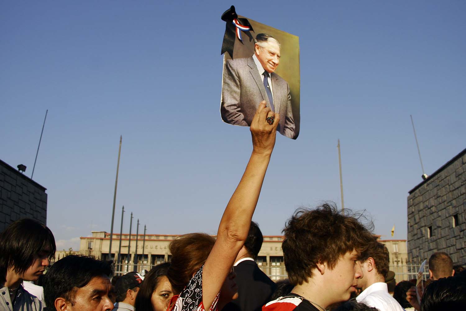 Especial Chile. Un simpatizante de Pinochet levanta su retrato