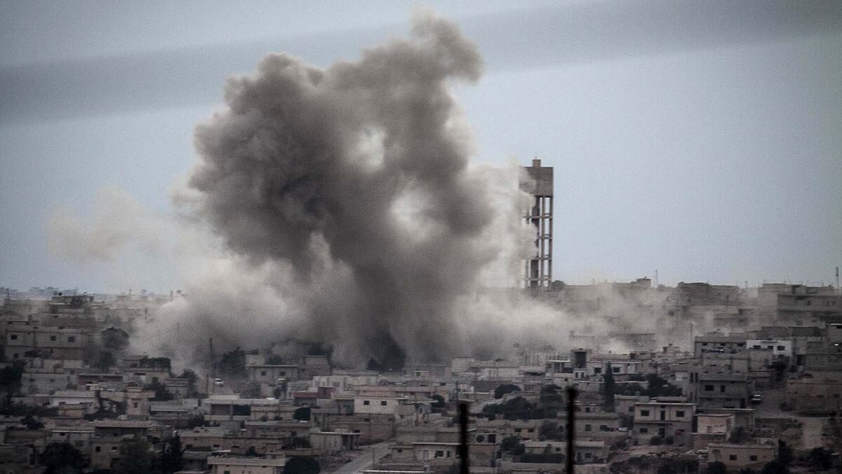 La fuerza aérea bombardea un barrio de la ciudad de Hama, en Siria