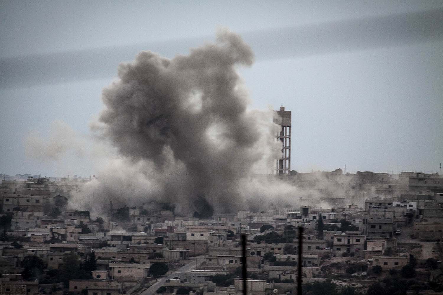 La fuerza aérea bombardea un barrio de la ciudad de Hama, en Siria