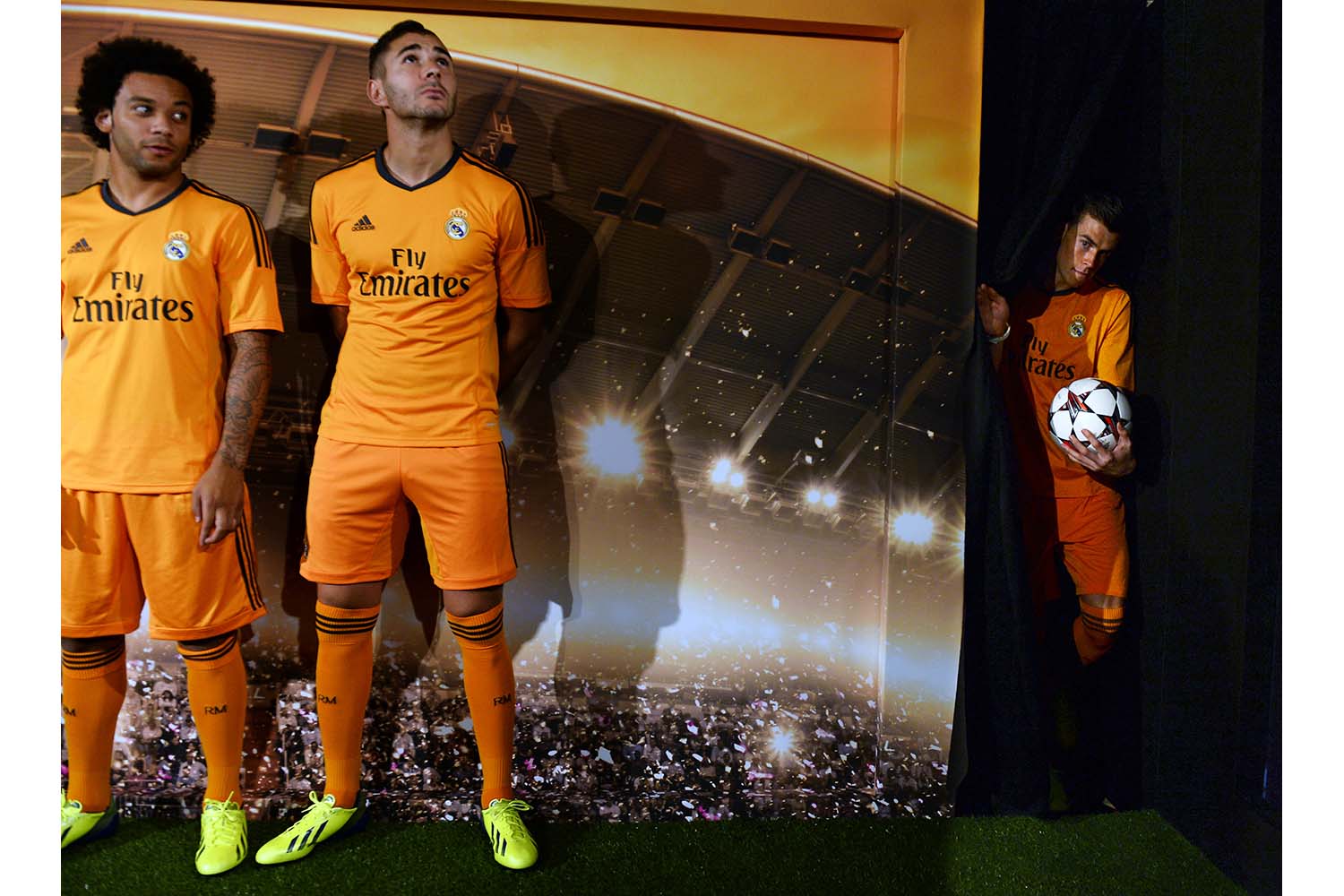 Marcelo, Bale y Benzema presentan la tercera equipación del Real Madrid, por primera vez naranja
