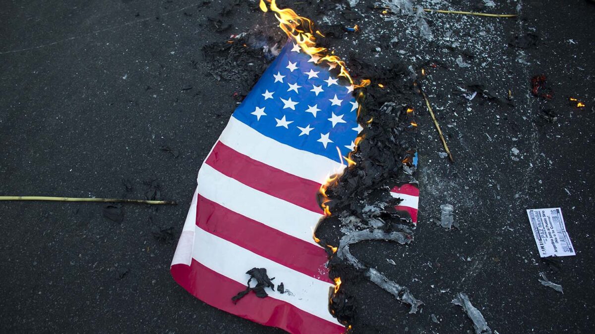 Especial Crisis Siria. Una bandera de EE UU quemada como protesta en Buenos Aires, Argentina