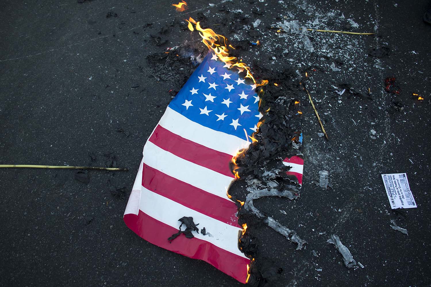 Especial Crisis Siria. Una bandera de EE UU quemada como protesta en Buenos Aires, Argentina