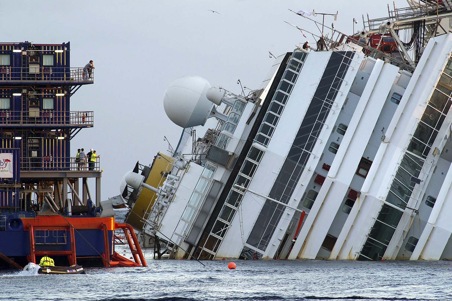 Comienzan los trabajos para 'enderezar' el crucero Costa Concordia en la isla italiana de Giglio