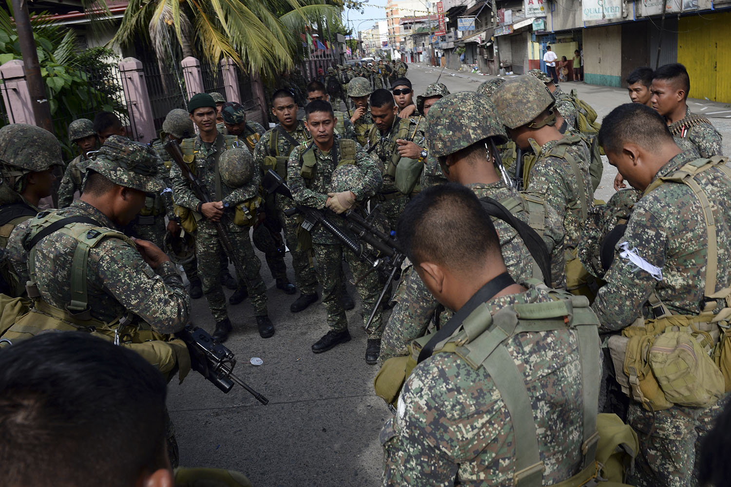 El gobierno filipino envía más tropas a las ciudades de Zamboanga y Lamitan contra el FMLN