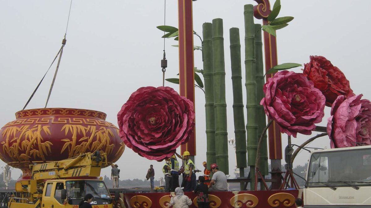 China se prepara para su 64º aniversario con jarrones y flores gigantes en la plaza de Tian’anmen