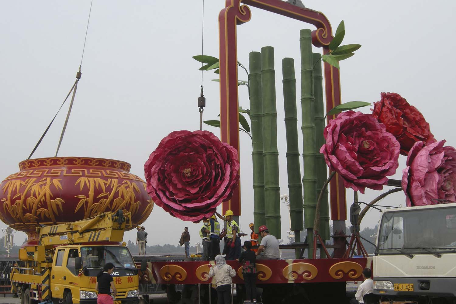 China se prepara para su 64º aniversario con jarrones y flores gigantes en la plaza de Tian'anmen
