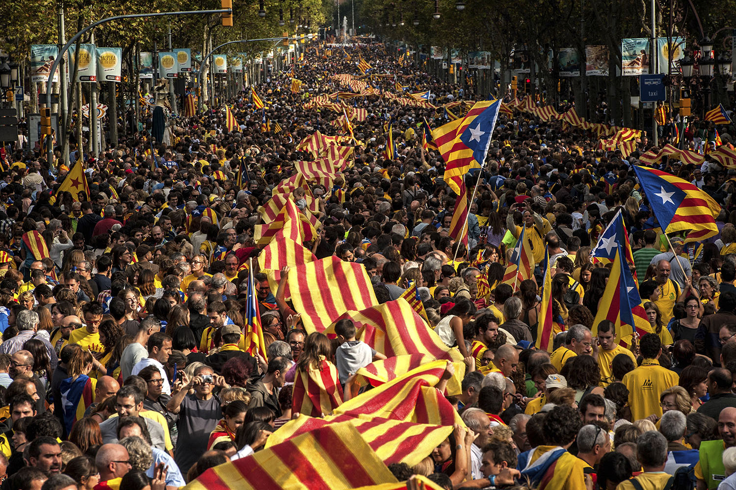 Millón y medio de catalanes forman una cadena humana para pedir una consulta sobre su independencia