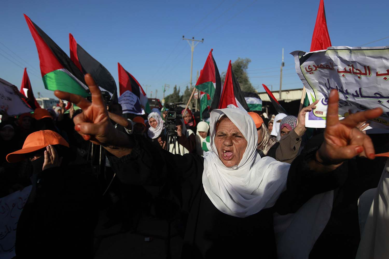 Cientos de mujeres palestinas exigen al gobierno egipcio que reabra el paso fronterizo de Rafah