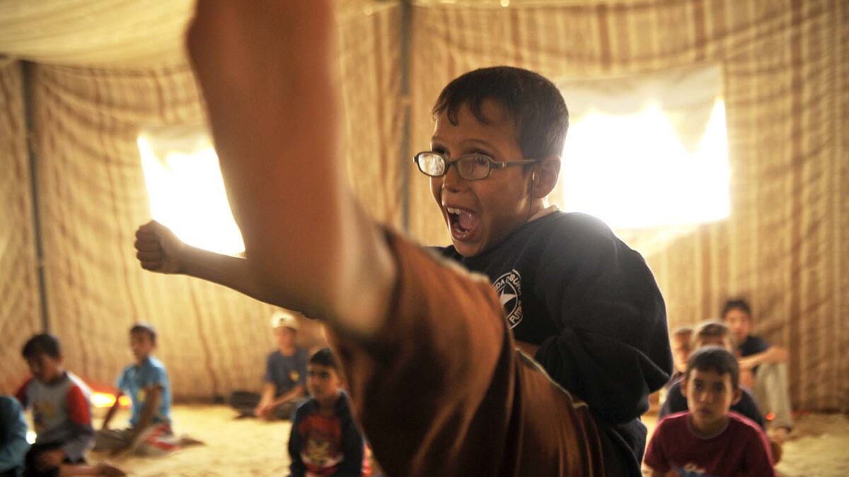 Un grupo de maestros coreanos de taekwondo dan clases a niños refugiados sirios en Zaatari, Jordania