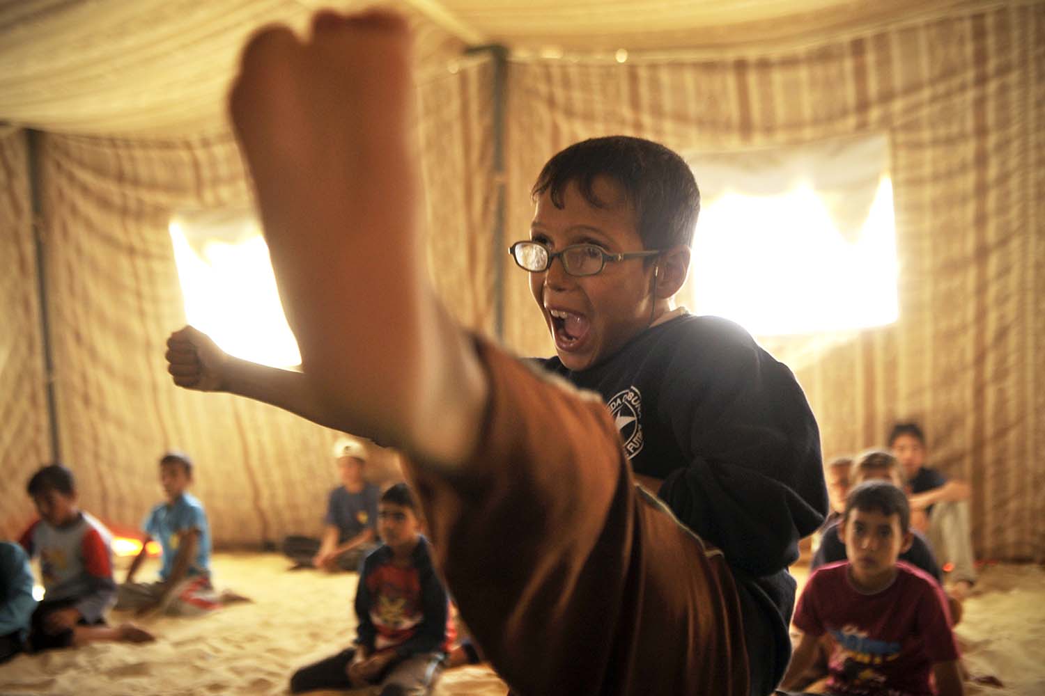 Un grupo de maestros coreanos de taekwondo dan clases a niños refugiados sirios en Zaatari, Jordania