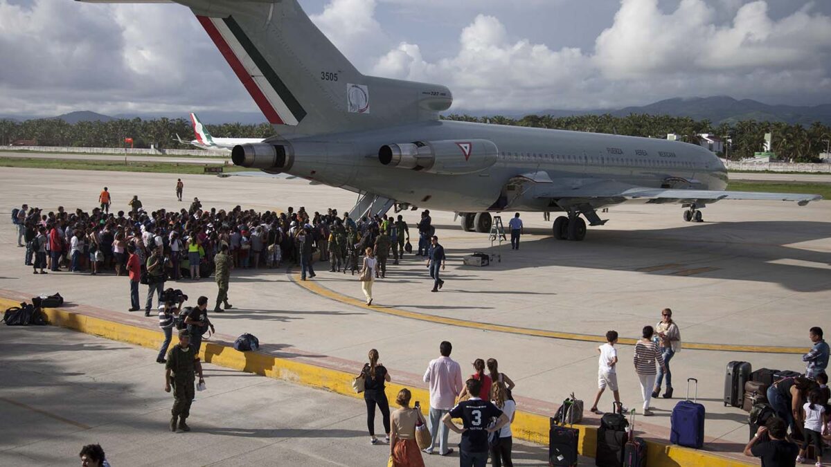 40.000 turistas serán evacuados de Acapulco en aviones de la fuerza aérea debido al huracán Manuel