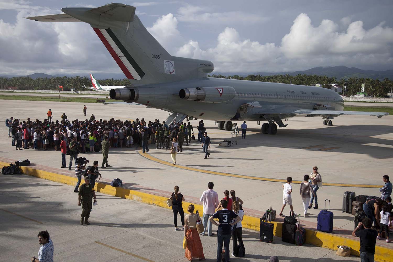 40.000 turistas serán evacuados de Acapulco en aviones de la fuerza aérea debido al huracán Manuel