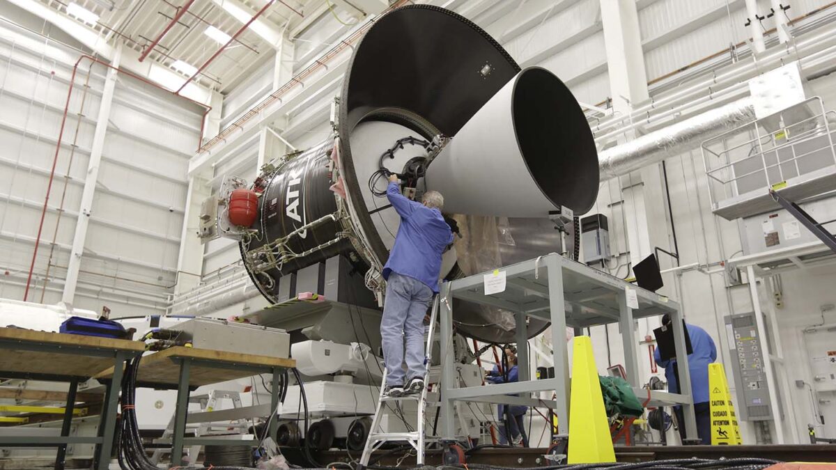 Hoy se lanza el cohete Antares con 600 kg de comida y ropa para la Estación Espacial Internacional