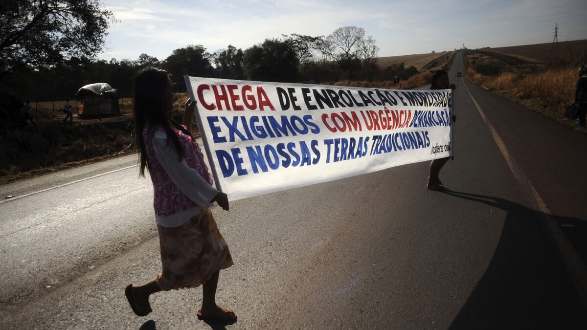 Especial Brasil. La pérdida de sus tierras obliga a los guaraníes a vivir cerca de las carreteras