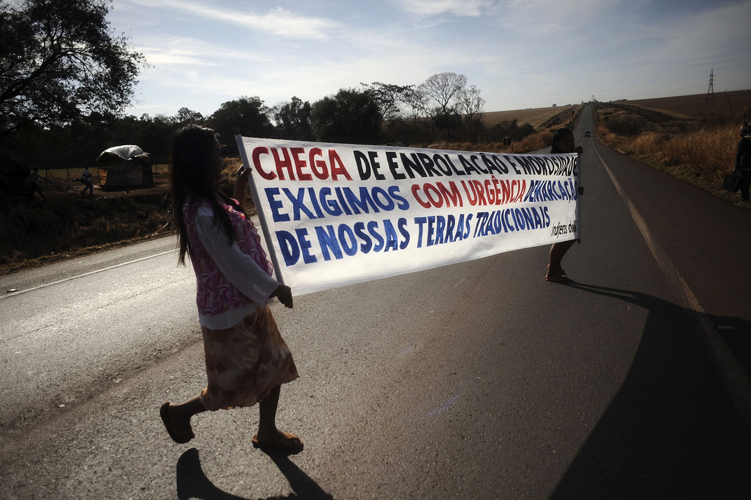 Especial Brasil. La pérdida de sus tierras obliga a los guaraníes a vivir cerca de las carreteras