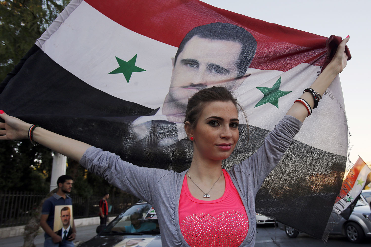 Simpatizantes de Bashar al-Asad salen a las calles para celebrar su 48 cumpleaños