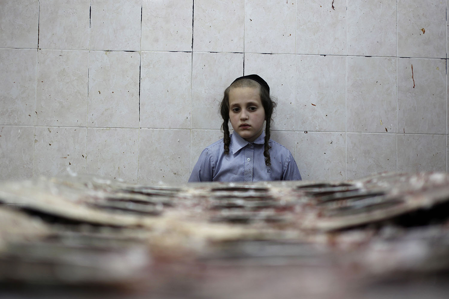 Especial Israel. Un niño ortodoxo presencia las aves que van a ser sacrificadas en el kaparot