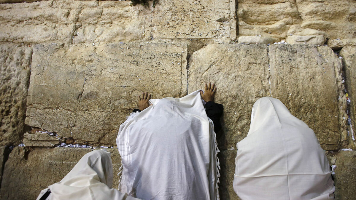 Especial Israel. Un grupo de devotos rezan ante el Muro de las Lamentaciones