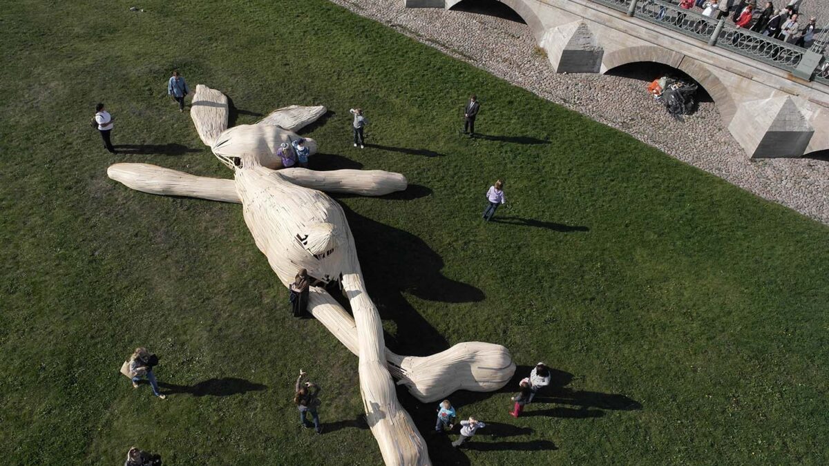 Florentijn Hofman presenta la instalación de una liebre gigante en los jardines de San Petersburgo