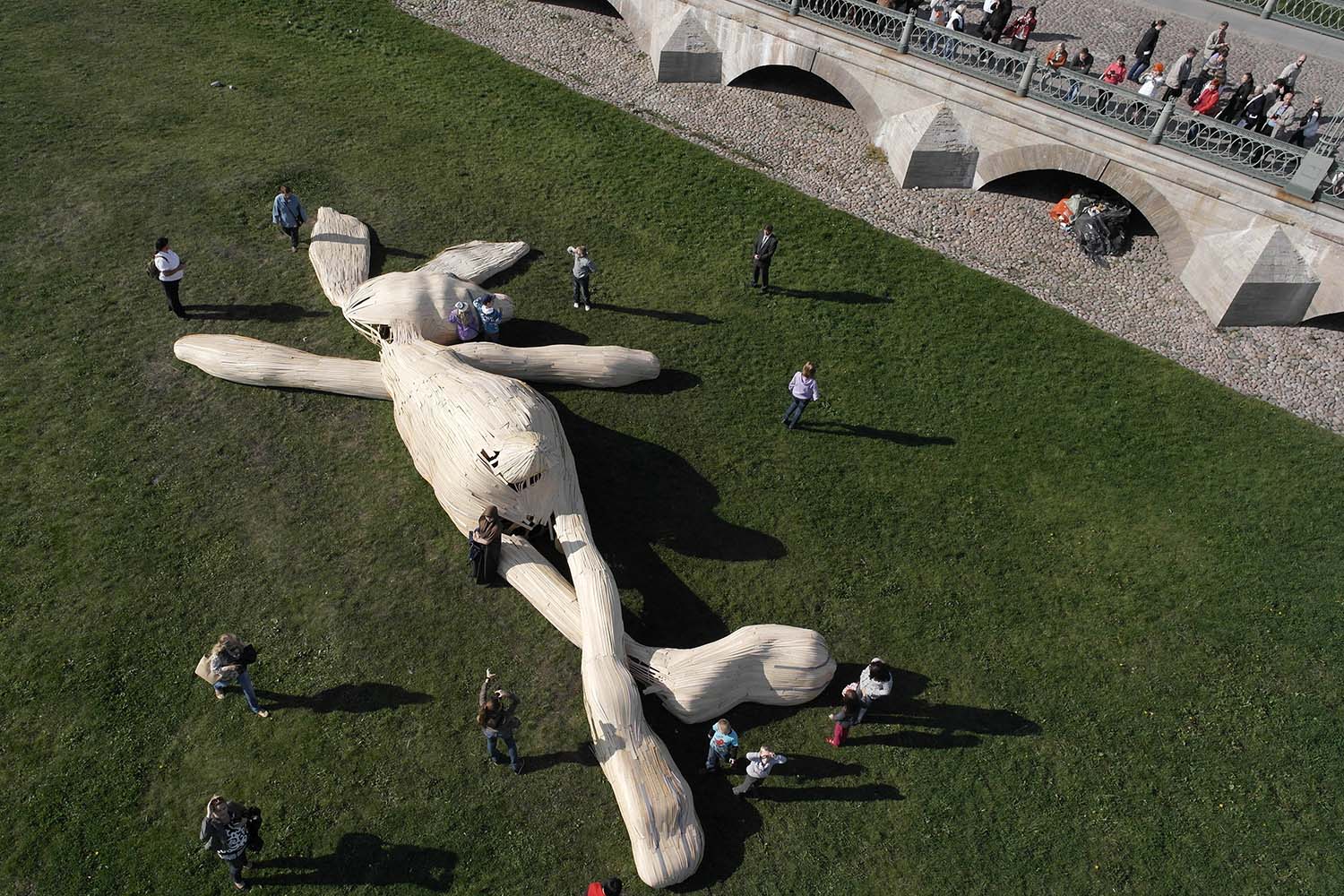 Florentijn Hofman presenta la instalación de una liebre gigante en los jardines de San Petersburgo