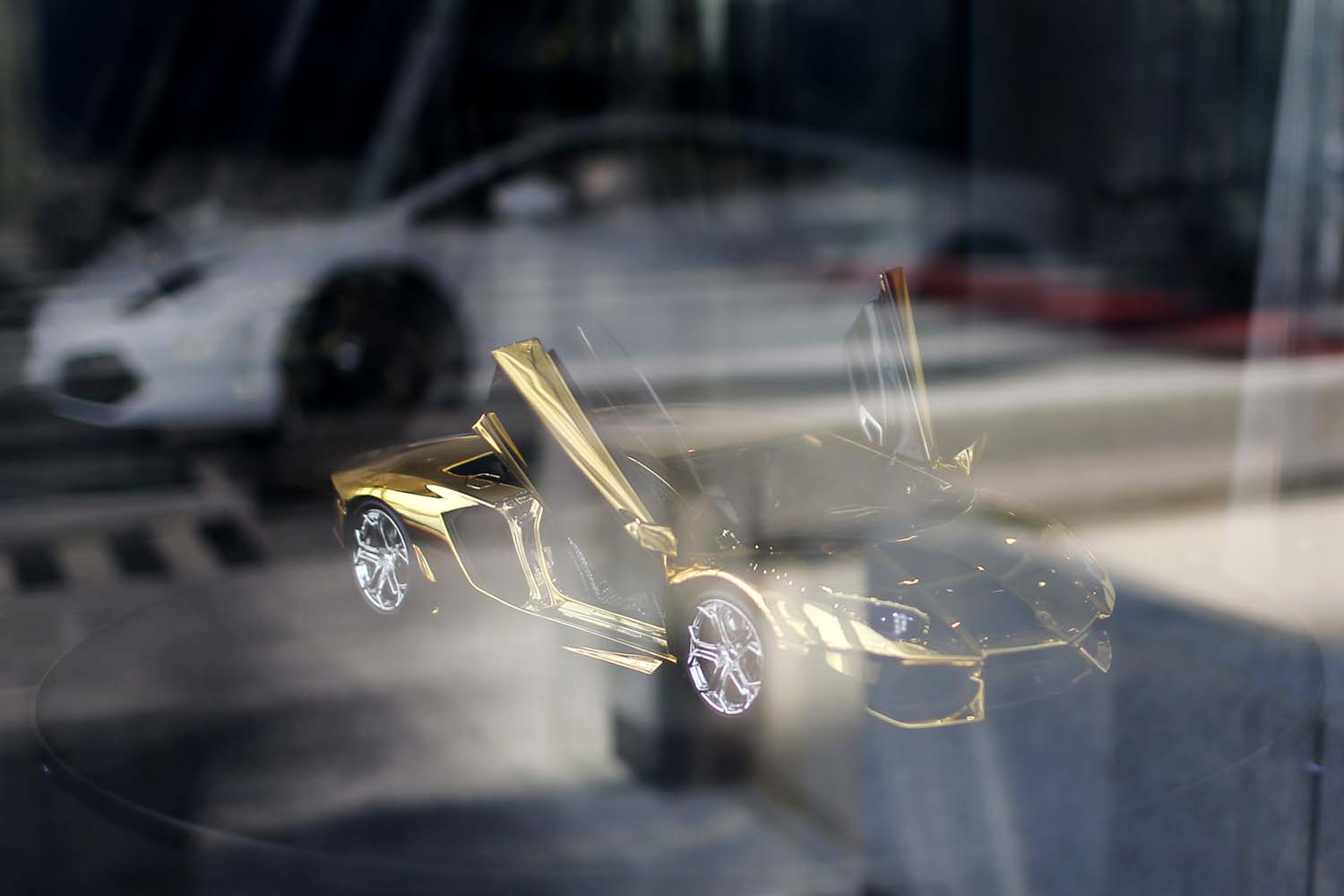 Una exhibición de Lamborghini en Dubái incluye un modelo construido con 500 kg de oro