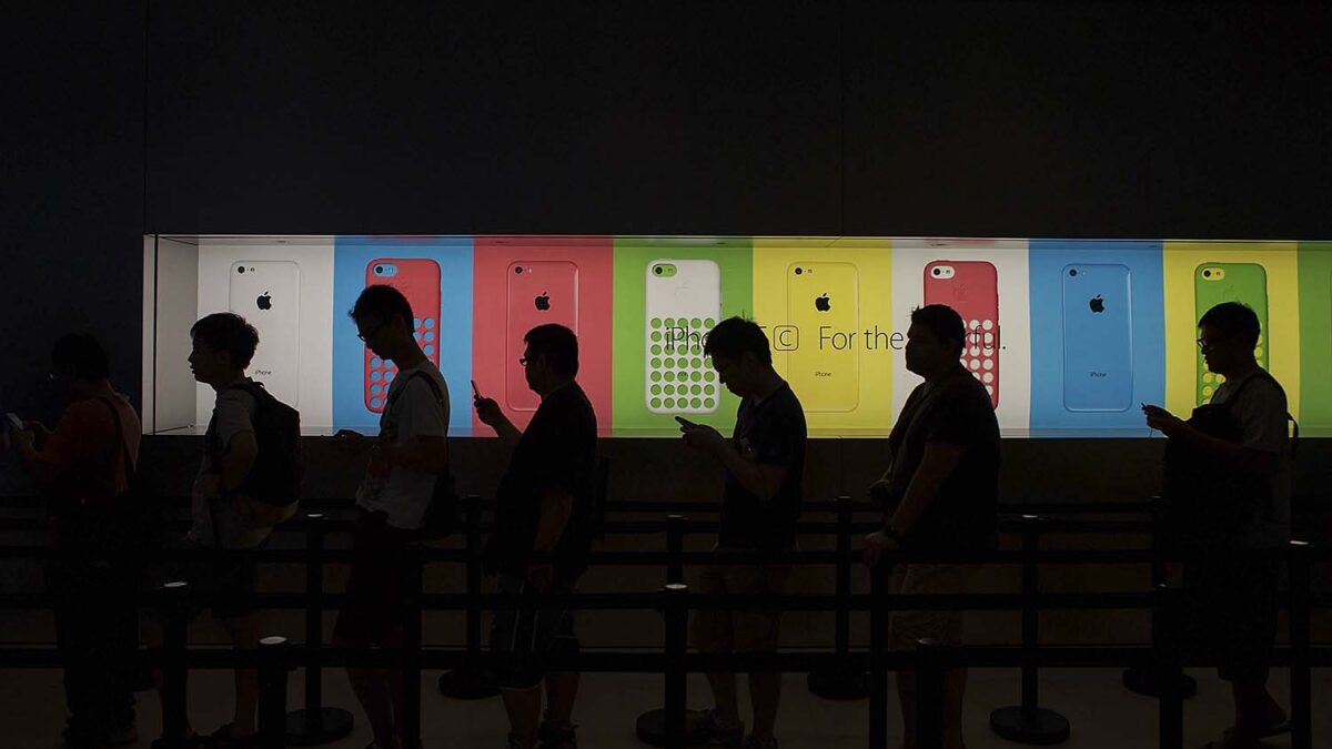 Se forman colas en Hong Kong para comprar los nuevos modelos de iPhone, el 5S y el 5C