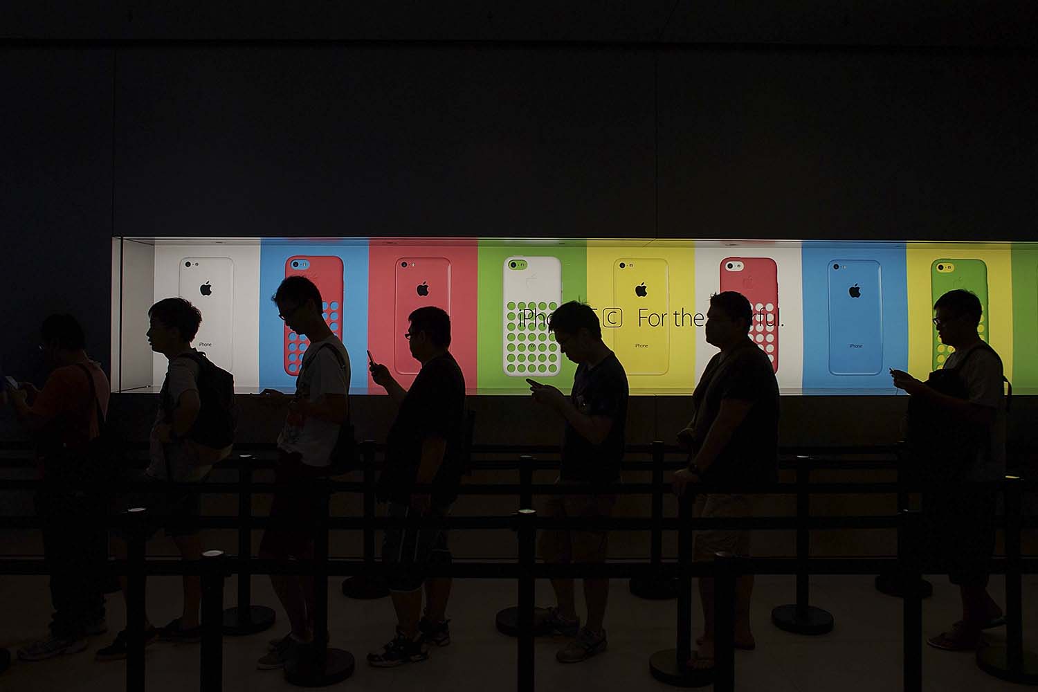 Se forman colas en Hong Kong para comprar los nuevos modelos de iPhone, el 5S y el 5C