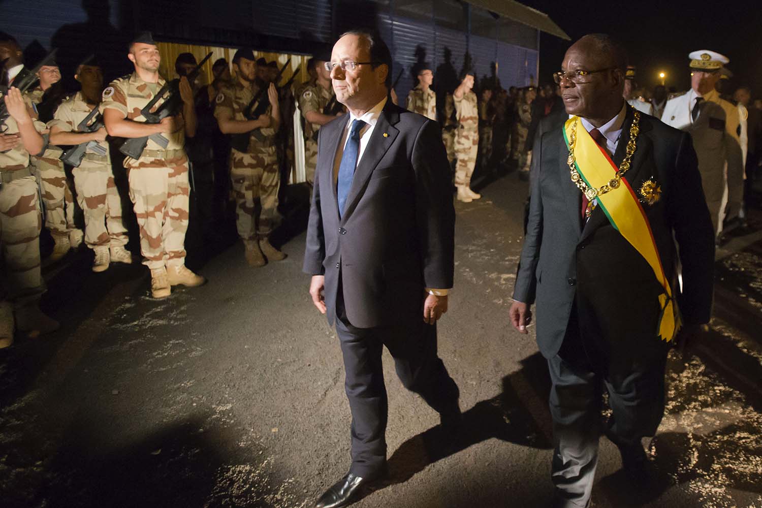 El nuevo presidente de Mali Ibrahim Boubacar Keita toma posesión de su cargo acompañado de Hollande