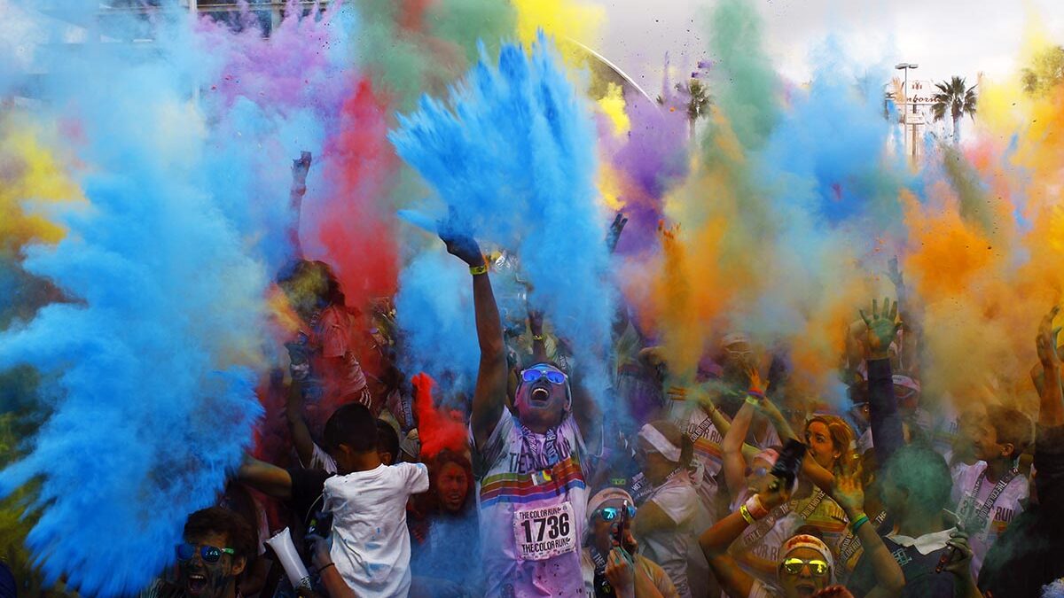 Miles de corredores han participado en la Color Run, un minimaratón de 5 km en Guadalajara (México)