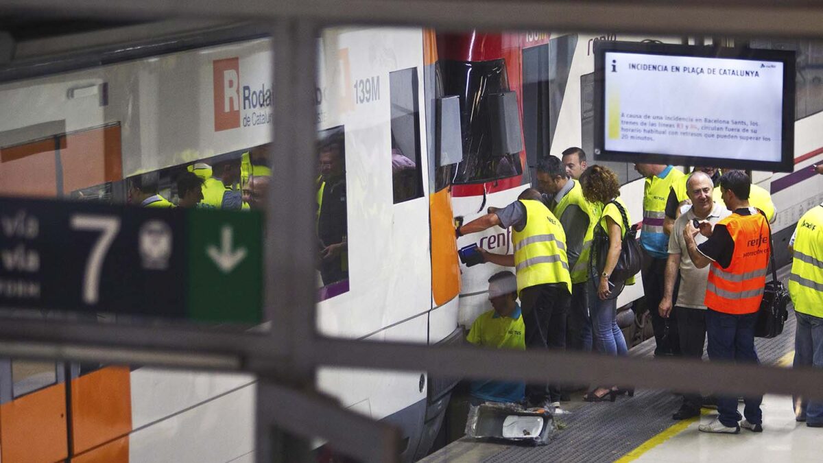 Un choque de dos trenes en la estación de Sants de Barcelona deja al menos 22 heridos leves