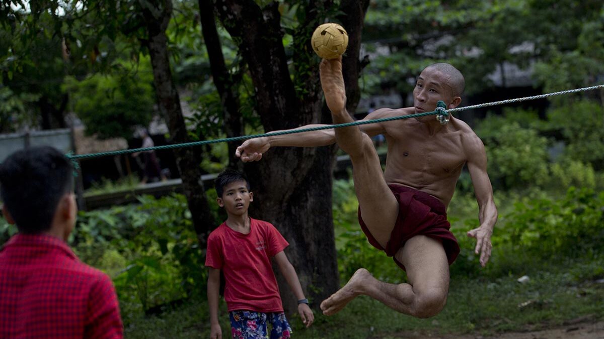 Los monjes budistas de Kawhmu, Birmania, participan en un torneo de chinlone