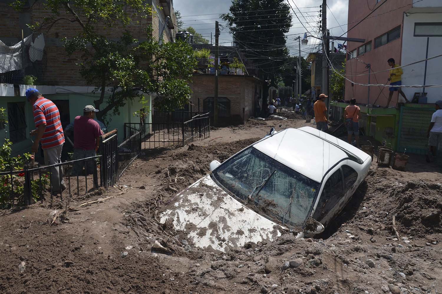 Ya son 97 los muertos en México por el paso del huracán Ingrid y la tormenta Manuel